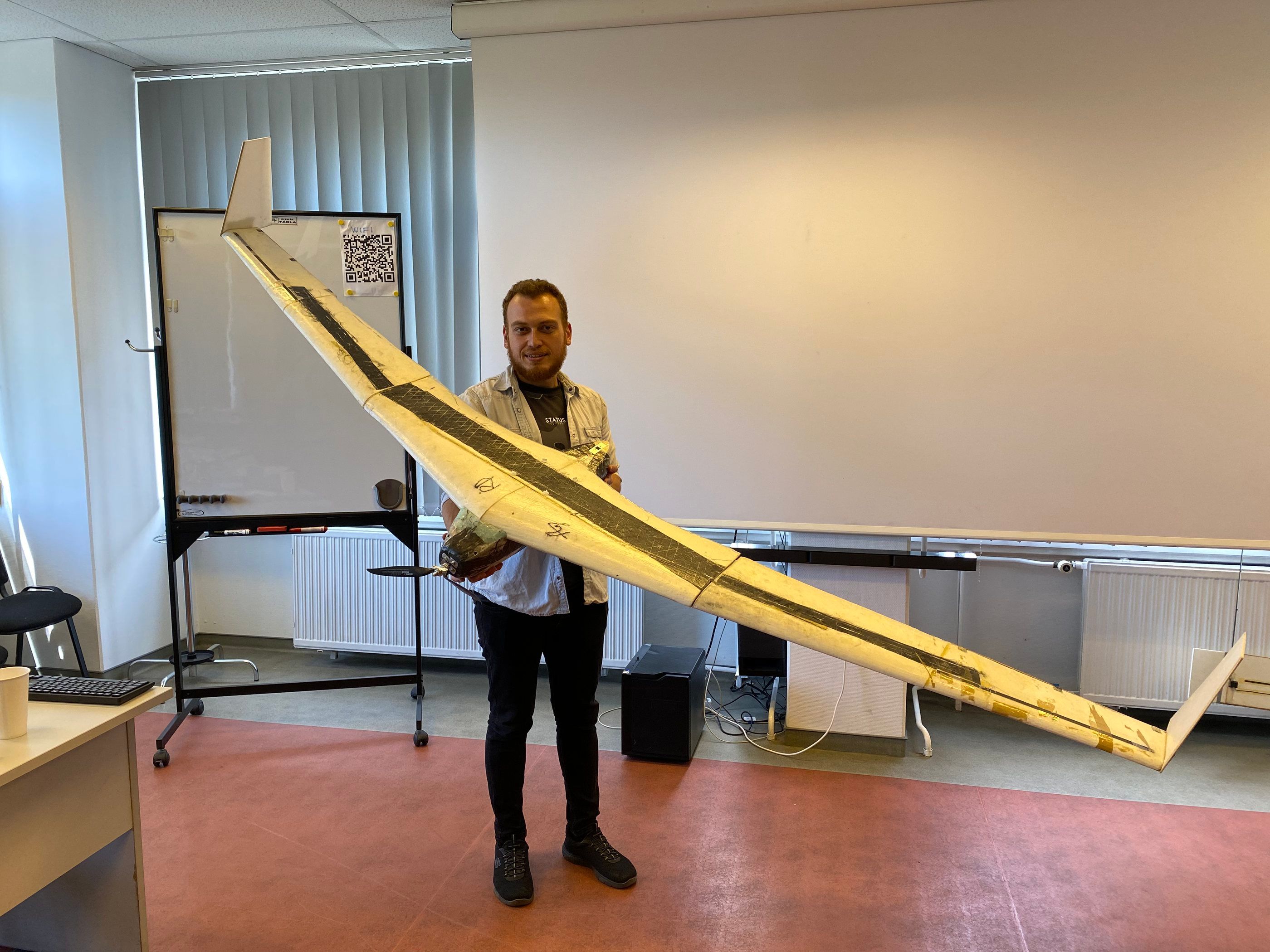 Emre Özbek sınıfta büyük bir uçan kanat planörüyle