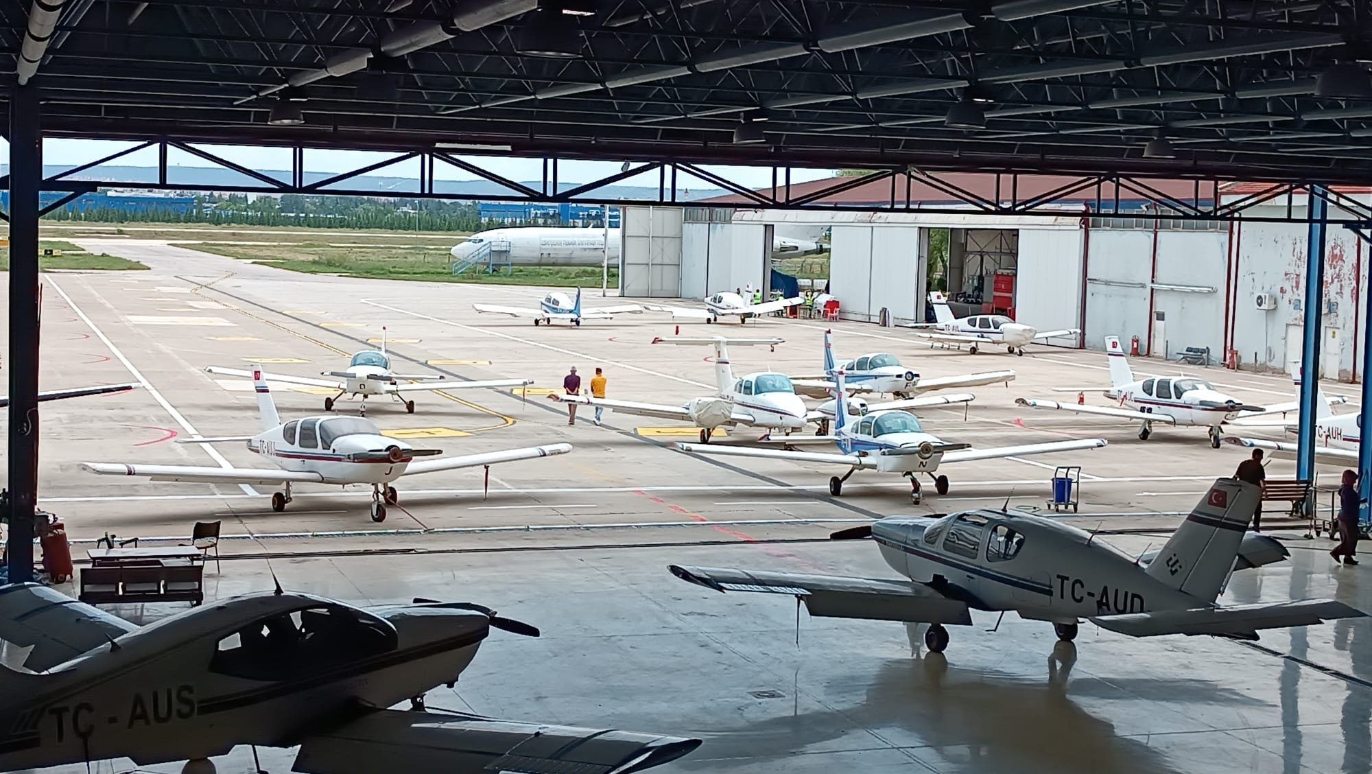 Hangarın içinden apron ve eğitim uçakları