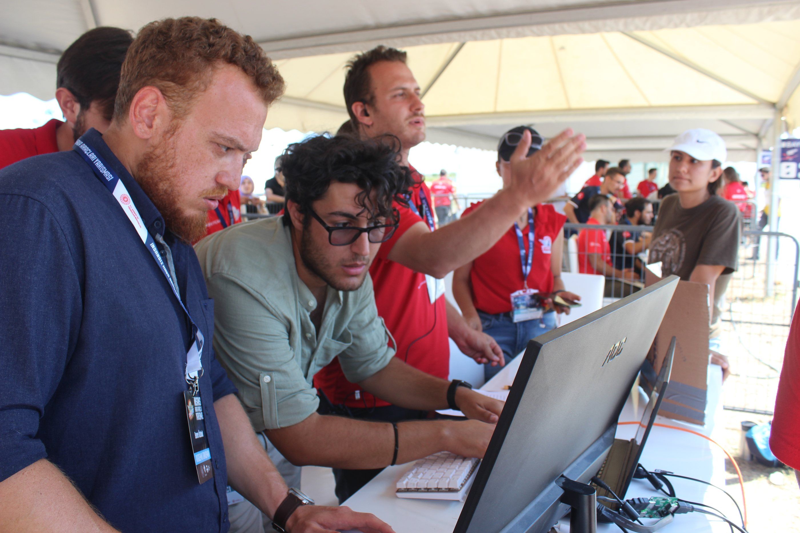 2022, TEKNOFEST, Samsun: Ekip görevi yer istasyonundan takip ediyor.